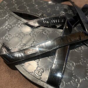 100% authentic Gucci slide in ver good condition. Size 9.5